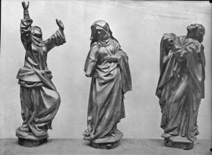 Drei Statuetten eines Kalvarienberges