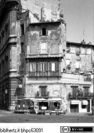 Palazzo Pio Righetti, Fassade zum Campo de' Fiori