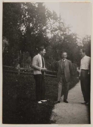 Hugo von Hofmannsthal lächelnd mit seinen Söhnen Raimund und Franz in Aussee