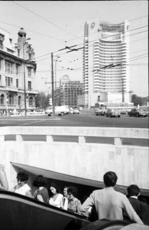 Bukarest: Hotel Intrcontinental vom Boulevard Nicolai Balcescu, Vordergrund Rolltreppe