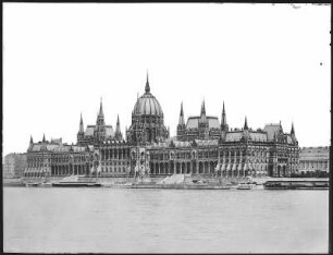 Budapest. Parlament (1896). Donauseite : Budapest. Parlament (1885-1904; Imre Steindl, Eröffnung 1896). Ansicht von Buda über die Donau