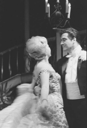 Szenenbilder aus "Die lustige Witwe", Operette in drei Akten von Franz Lehár. Metropol-Theater Berlin, Dezember 1963