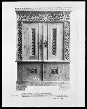 Spätgotischer Schrank