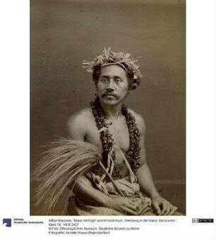 "Mann mit Kopf- und Armschmuck, Werkzeug in der Hand, Samoa-Ins."