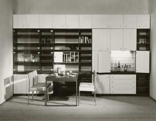 Eßtisch : Wohnzimmermöbel (1972; VEB Möbel-Kombinat Eisenberg). Ansicht mit Anbauwand und Eßplatz