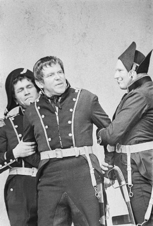 Szenenbilder aus "Montserrat" von Emmanuel Roblès (Bühnenbild: Heinrich Kilger). Kammerspiele (Deutsches Theater) Berlin, 20.06.1957 : Mit Walter Lendrich, Adolf Peter Hoffmann als Geistlicher u. a