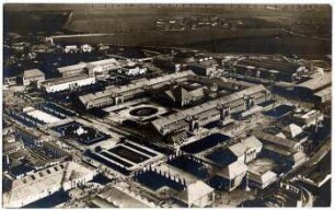 Aufnahme aus dem Luftschiff Sachsen ; Hauptgebäude [Weltausstellung für Buchgewerbe und Graphik, Leipzig 1914 : Offizielle Ansichtskarte]