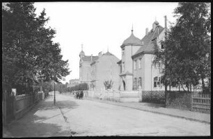 Kötitz. Bahnhofstraße mit Schule und Rathaus