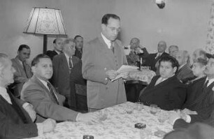 Einweihung eines jüdischen Altersheimes : Teilnehmer der Einweihungsfeier während einer Rede, Julius Meyer (Vorsitzender der Jüdischen Gemeinde in Ost-Berlin; rechts vom Redner)