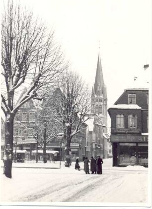 Marktplatz im Winter mit Blick auf die Lutherische Kirche. Detmold