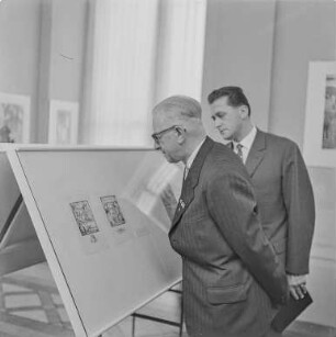 Dresden. V. Deutsche Kunstausstellung. Besucher der Ausstellung im Albertinum