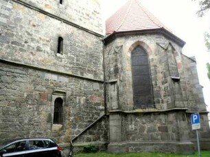 Stadtkirche-Kirchturm von Osten - untere Geschosse mit rundbogigen Fenstern sowie Werksteinen im Mauersteinverband und Choransatz