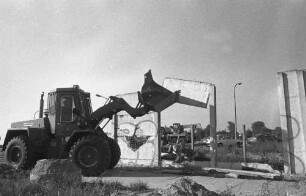 Abriss der Betonplattenmauer in der Falkenseer Chaussee/Spandauer Straße
