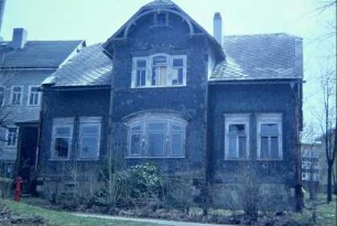 altes Schieferhaus mit verziertem Zwerchgiebel