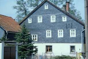 breite Giebelseite eines Wohnhauses