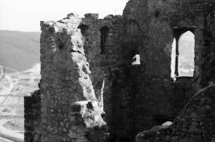 Lörrach, Haagen: Burg, vom Bergfried auf Ruinenwand aus gotischem Fenster mit Blick auf Autobahnbau