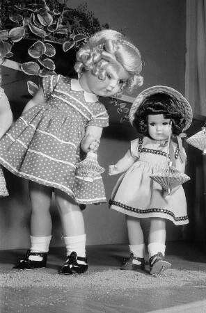 Zwei auf der Leipziger Herbstmesse 1955 ausgestellte Puppen
