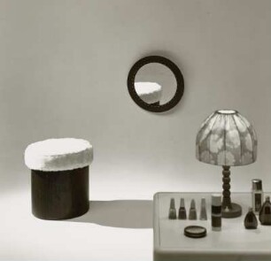 Hocker (Modell 26) : Hocker (1973; Geringswalder Sitzmöbelindustrie (JV)). Ansicht mit Wandspiegel und Beistelltisch mit Kosmetika und Tischlampe