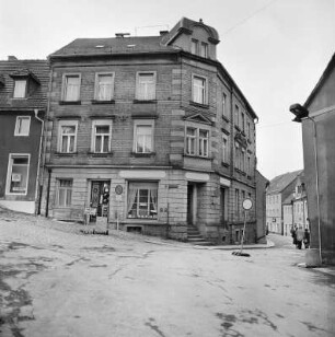 Stolpen (Kreis Sebnitz). Wohnhaus (um 1900) mit Laden, Schloßstraße 19. Eckansicht