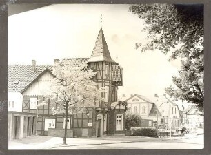 Blomberger Straße mit Hasselter Platz. Gaststätte "Zum grünen Jäger", Shell Tankstelle und Palais Petri,. Detmold