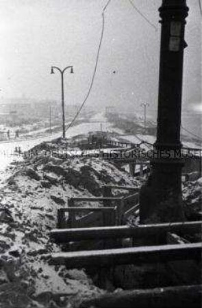 Straßenzug im zerstörten Warschau