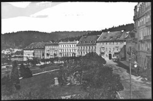 Marienbad. Zeile mit Stadt Hannover, Wiener Haus und Goethe-Haus : Marienbad. Zeile mit Stadt Hannover (Kirchenplatz 14; 1818), Wiener Haus (Kirchenplatz 13) und Goethe-Haus (vor 1818; ehemaliges Kurwohnhaus Goldene Traube, seit 1887 Stadtmuseum; Kirchenplatz 11 / Ecke Waldsteinplatz)