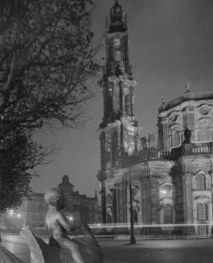 Dresden. Blick vom Italienischen Dörfchen zur Katholischen Hofkirche, im Hintergrund das Ständehaus