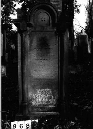 Grabstein 968 (Index: 99802678) Material: Sandstein Zustand: gut Maße HxBxT: 153x68x22 cm Beschreibung: Sockel, Stele mit verdachtem eingezogenem Rundbogen, Seitenakroterien, zwei Halbsäu Besonderheit: Endreim: Grabstein 968
