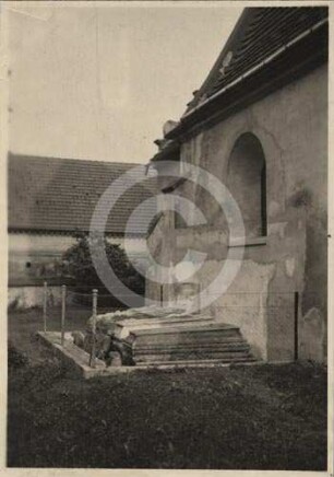 Steinsärge an der katholischen Kirche Langemark