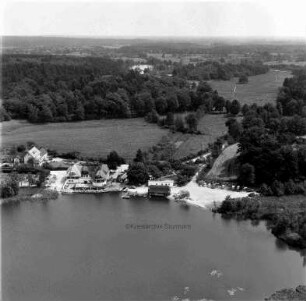 Restaurant "Fischerklause" (Am See 1): Luftbild: im Vordergrund der Lütjensee, im Hintergrund der Karpfenteich