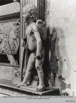 Grabmal des Carlo Marsuppini : Wappentragender Putto, rechts