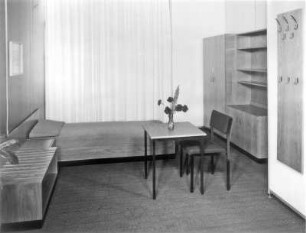 Jugendzimmer : B-Möbelprogramm. Jugendzimmer. Holz, folienbeschichtet in Eichenholzoptik (1982; VEB Innenprojekt Halle). Leipziger Herbstmesse, 1982
