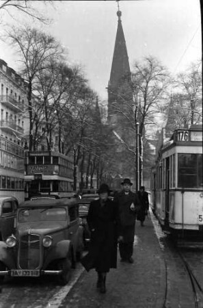 Berlin: Kurfürstendamm Ecke Joachimstalerstraße; Straßenbahn 176 im Vordergrund