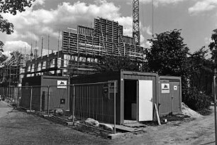 Emil-Nolde-Schule [Grundschule]: Am Schulzentrum: Mehrzweckgebäude in Bau: Rohbau mit Gerüsten: vorne Baucontainer, Bauzaun, hinten Kran: 8. Juli 1992