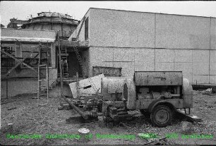 Baustelle des Betriebsgebäudes der Schnellen Nullenergie Anordnung Karlsruhe (SNEAK), von Süden