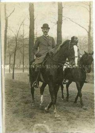 Theobald von Bethmann Hollweg bei einem Ausritt im Tiergarten