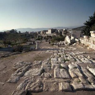 Athen. Agorá. Antike Pflasterung der Panathenäen-Straße oberhalb der Attalos-Stoa