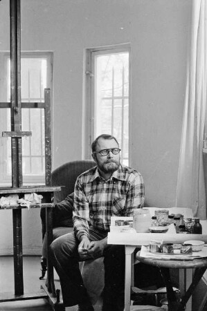 Der Maler Karl-Hermann Roehricht an seinem Arbeitsplatz