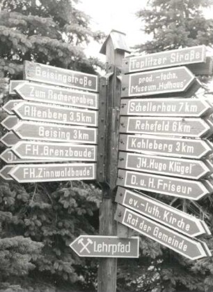Zinnwald-Georgenfeld. Wegweiser an einer Wanderkreuzung beim Zinnwaldstübl, Teplitzer Straße 12