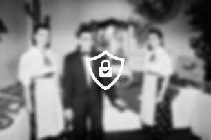 Hotel Am Schloss Ahrensburg: Saal: Hamburger Abendblatt (HA) / Ahrensburger Zeitung (AZ): Fest "Südamerika" für Kunden aus Ahrensburg und Umgebung: [Name maskiert] mit [Name maskiert] [Name maskiert] und [Name maskiert] vor dem Büffet: 22. [Name maskiert]