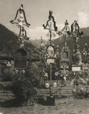 Sölden im Ötztal. Tirol. Friedhof der Pfarrkirche Sölden. Bemerkenswerte Grabkreuze