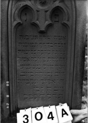 Grabstein 304 (Index: 100095707) Maße HxBxT: 204x66x29 cm Symbolik: Blumenkranz, vier Rosetten: Grabstein 304A