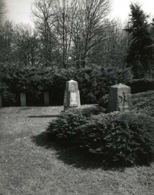 Sowjetisches Ehrenmal für Gefallene des 2. Weltkrieges : Sowjetisches Ehrenmal für Gefallene des 2. Weltkrieges. Stein (nach 1945). Gedenksteine. Bad Muskau, Parkstraße