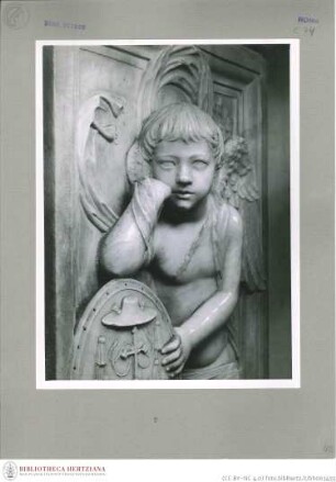 Grabmal des Kardinals Bartolomeo Roverella (+1476), Sockel mit Inschrifttafel, Rechtes Pilasterpostament: Wappenhaltender Engel