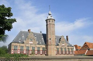 Marktort Middelburg : Der mittelalterliche Marktort Middelburg auf Walcheren ist Provinzhauptstadt Zeelands. Viele historiche Gebäude sind nach Zerstörungen im Zweiten Weltkrieg originalgetreu wieder aufgebaut worden. Bild: im Gebäude der ehemaligen Abtei befindet sich das Volkskundemuseum Zeelands, aufgenommen 2008