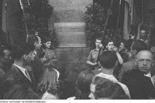 Dresden, Fritz-Heckert-Platz (Wettiner Platz), Enthüllung einer Gedenktafel zur Erinnerung an die Bücherverbrennung am 8. März 1933 auf dem Platz am Tag des freien Buches durch Hermann Matern, 10. Mai 1948