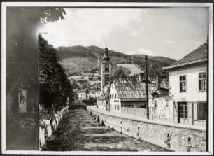 Österreich, Mürzzuschlag. Partie am Fröschnitzbach mit Stadtpfarrkirche