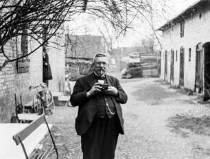 Schönlanke (Trzcianka/Polen). Portrait eines Mannes (vermutlich Angehöriger der Familie) mit Fotokamera