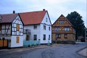 Bauernhäuser an der Hauptstraße; Straßenkreuzung