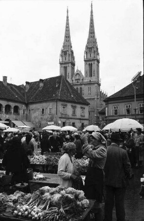 Zagreb, Agram: Marktplatz mit Türmen des Doms